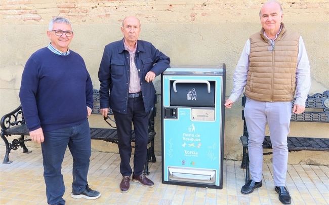 El Ayuntamiento de Vera instala papeleras solares inteligentes