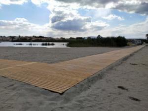 Nuevo camino de madera para unir las orillas de la Laguna entre Puerto Rey y Las Marinas de Vera