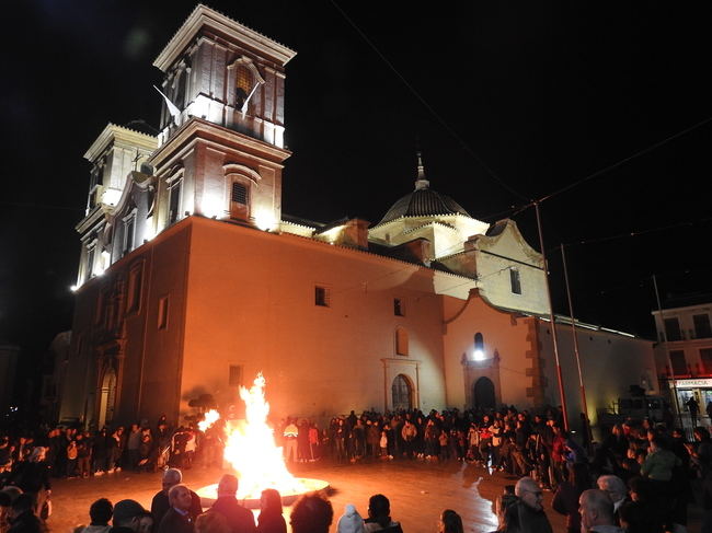 Huércal-Overa resplandece conmemorando la Noche de las Lumbres