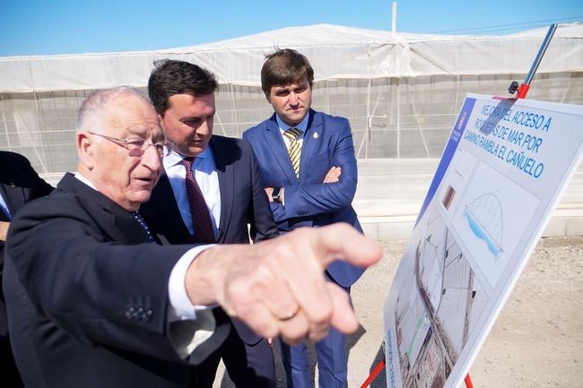 El alcalde de Roquetas y el presidente de la Diputación visitan la conexión de la carretera del Cementerio