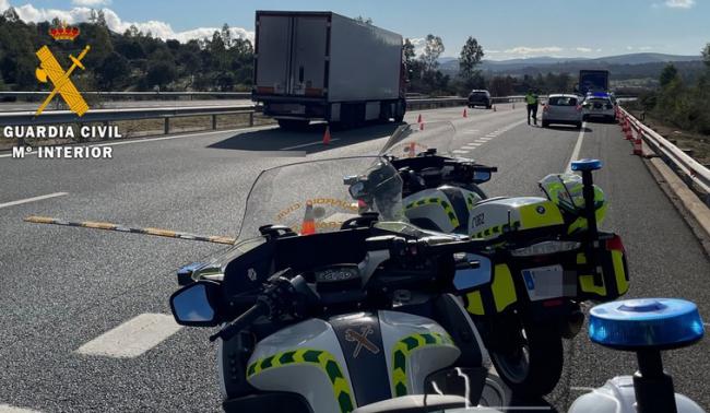 Identifican a un camionero con la matrícula 'doblada'