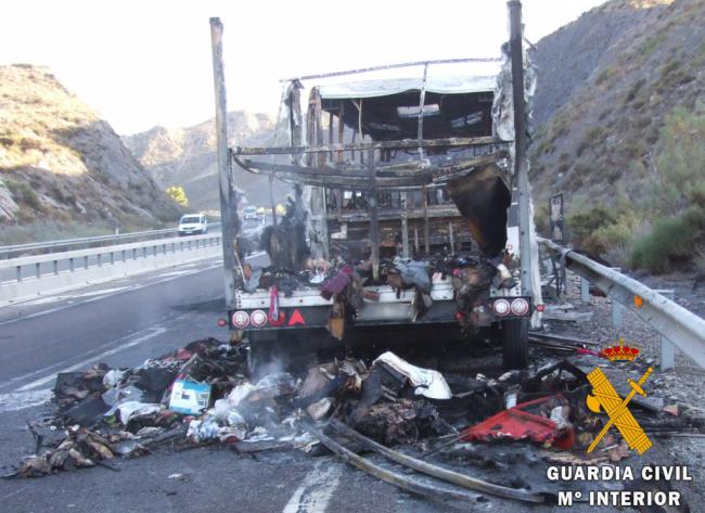 Detenidos porque transportaba droga todos los ocupantes del bus que ardió en Sorbas