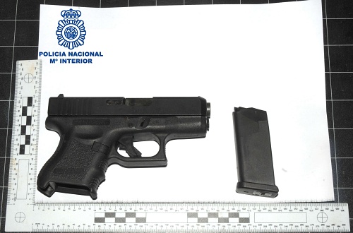 Detenido por amenazar con una pistola de airsoft a una mujer y sus padres