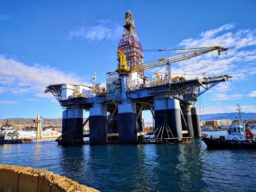 La plataforma petrolífera Ocean Confidence atraca en el Puerto de Almería