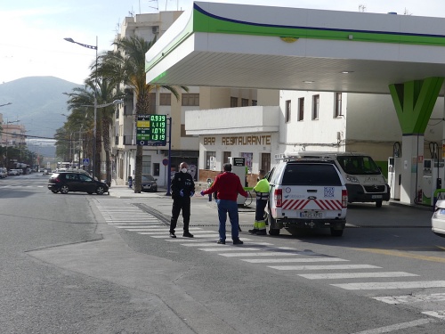 Policía Local de Olula del Río lleva la tarea a casa a menores sin posibilidades telemáticas