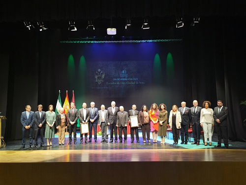 El Ayuntamiento de Vera entrega sus Escudos de Oro en el Día de Andalucía