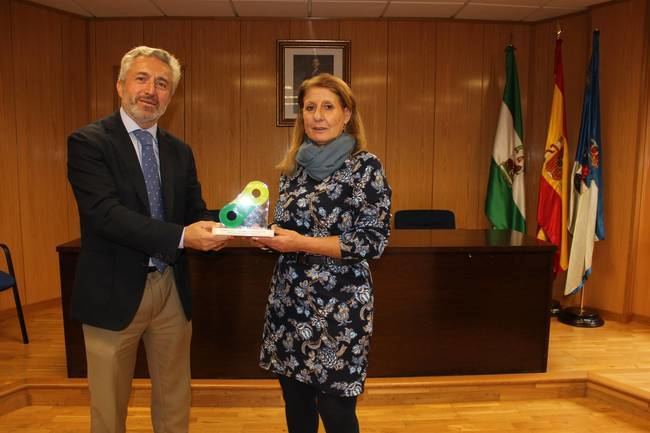 Roquetas recibe el premio Ecopilas tras recoger 105 kilos de pilas usadas durante La Vuelta 2018