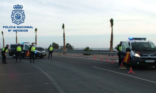 Arrestado tras embestir repetidamente a un vehículo policial para eludir su detención