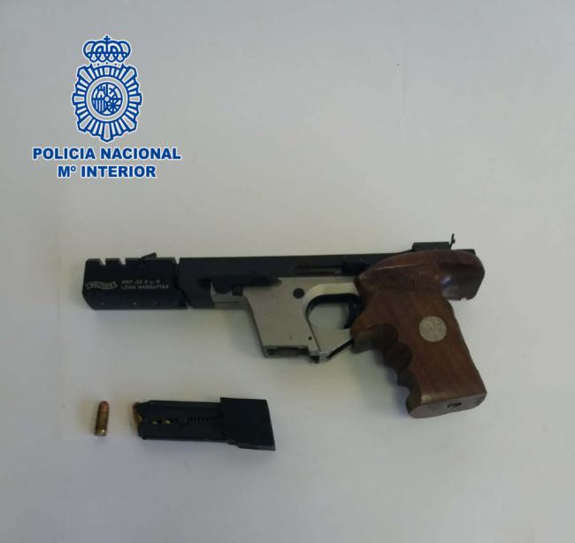 Detenido el dueño de un cortijo que ocultaba marihuana mientras huía con una pistola