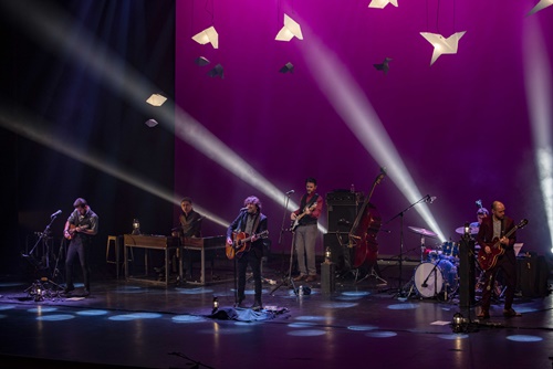 Quique González y la magia de su cancionero emocionan al público de Almería