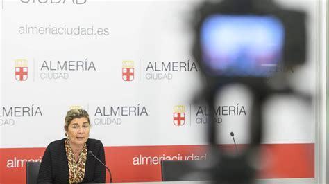 El PSOE repartió abanicos del Partido en el homenaje del Ayuntamiento de Almería a los mayores