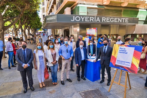 El PP recoge firmas en Almería contra el indulto a los presos del 'process'