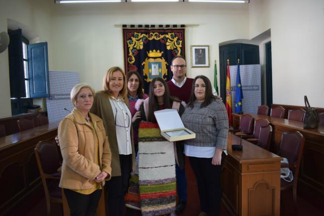 Una niña de Níjar recibe el segundo premio andaluz del certamen “Solidaridad en Letras”