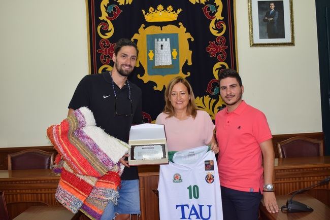 Níjar reconoce los éxitos deportivos del jugador de baloncesto Federico Uclés