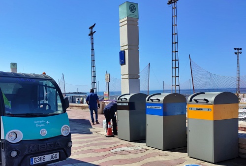 Almería triplica el personal del servicio de limpieza y duplica maquinaria en playas