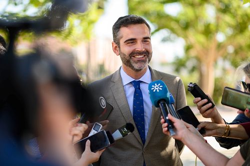 El PP defiende que las alternativas son Juanma Moreno 'o el batiburrilo de izquierdas'