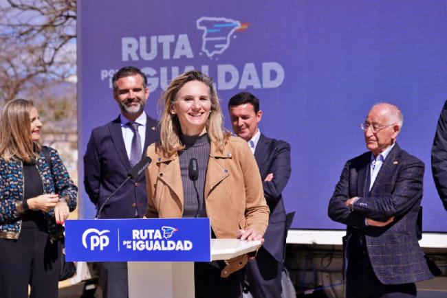 El bus del PP por la 'igualdad entre españoles' llega a Almería