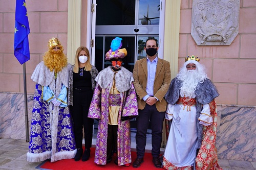 Los Reyes Magos visitan Carboneras en coches descubiertos