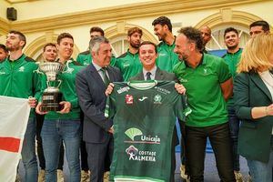 Unicaja Voleibol Costa de Almería brinda en Diputación su título de Superliga