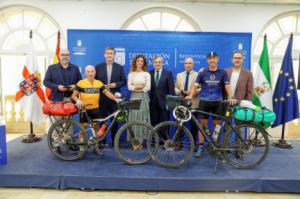 Diputación apoya a dos ciclistas solidarios que recorren 2.500 kilómetros de Andalucía