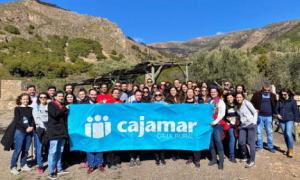 Empleados de Cajamar ayudan a reforestar el Parque de Castala