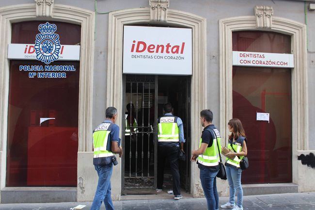 La Policía Nacional registra 19 sedes y oficinas de IDENTAL para asegurar los historiales médicos y obtener indicios del presunto fraude