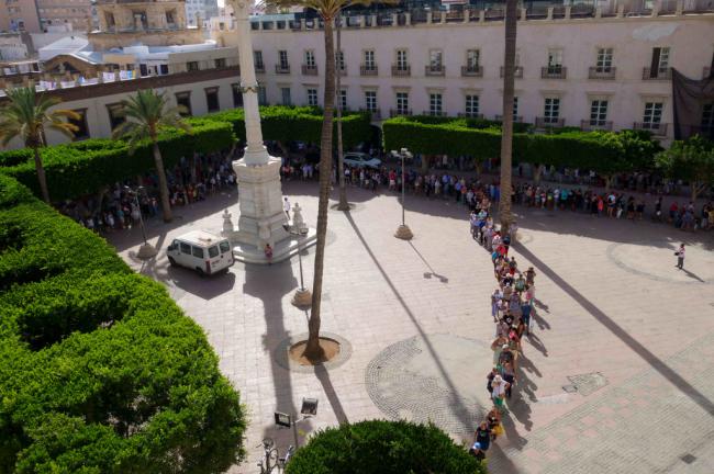 Largas colas para recoger los abanicos gratuitos de la Feria de Almería