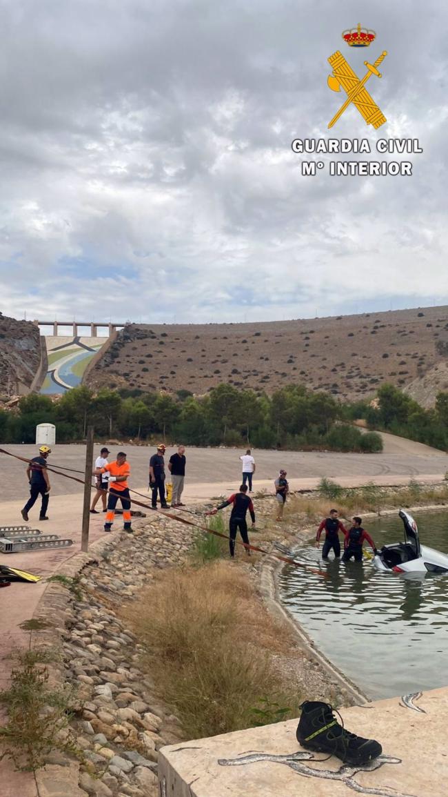 Rescatan a un conductor semiinconsciente tras caer en el canal del pantano de Cuevas del Almanzora