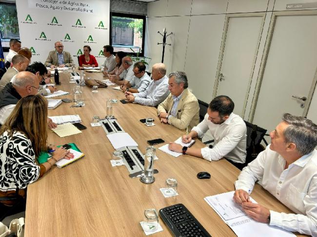 Junta aborda la situación del cultivo del almendro con el sector