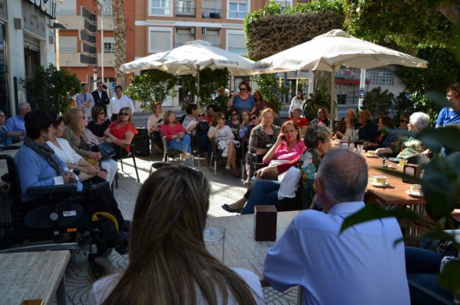 Amat presenta las propuestas del PP roquetero ante medio centenar de mujeres de El Parador