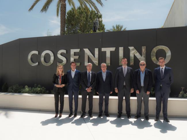 El consejero Rogelio Velasco visita la sede de Cosentino