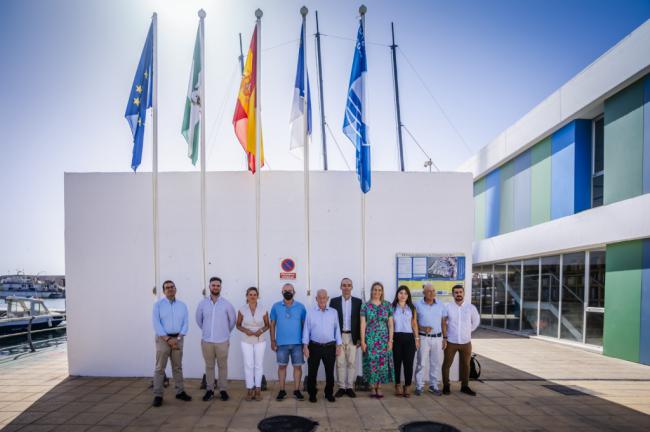 Roquetas de Mar iza la bandera azul del Puerto