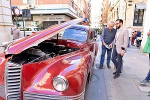 La 31º Ruta de Automóviles Antiguos llena de historia el centro de Almería