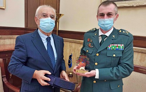 Manuel de la Fuente recibe al general de la Guardia Civil Arturo Prieto al hacerse oficial su ascenso