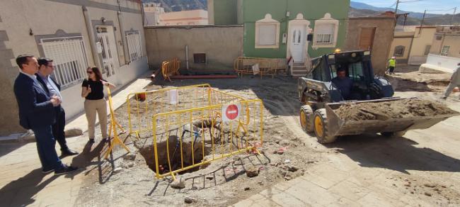 El subdelegado visita las obras que del PFEA en Tabernas