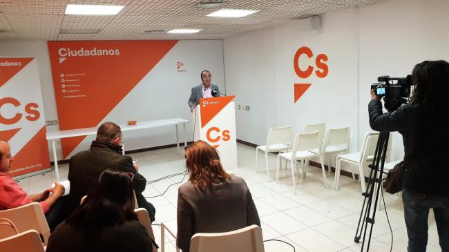 El parlamentario de Cs se adelanta al consejero de Salud anunciando una litotriciadora para Torrecárdenas