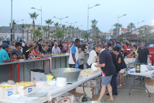 Más de 10.000 personas disfrutan de la tradicional sardinada de Pulpí