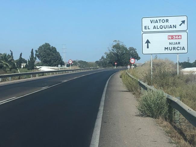 El Ayuntamiento dotará de nueva señalización vial las carreteras del El Alquián