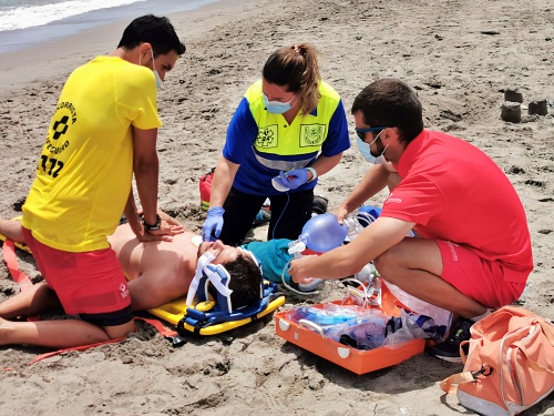 Simulacro de salvamento y rescate acuático en Vera