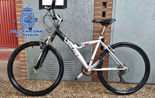 Detenidos dos especialistas en forzar candados de bicicletas y una perista