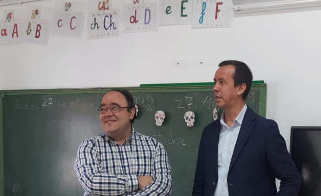 Martín visita las obras del PFEA en el colegio de Alcolea