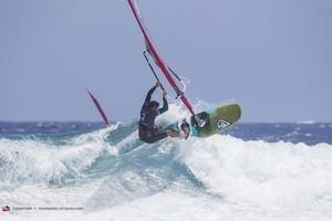 Víctor Fernández se coloca líder del mundial de windsurf tras ganar en Tenerife