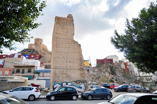 El Ayuntamiento prepara la mejora del entorno de los torreones de la muralla medieval