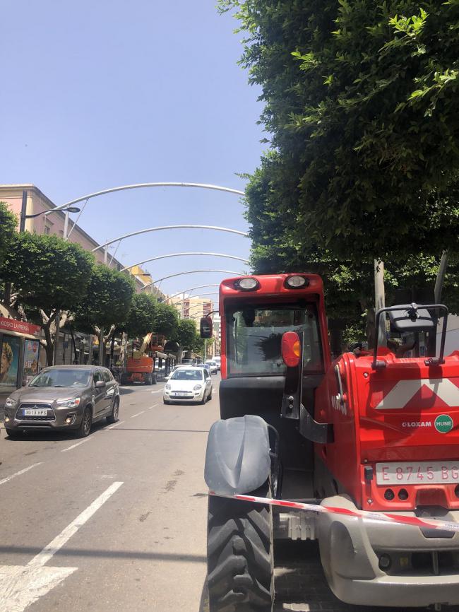 Comienza el entoldado de Feria sobre el Paseo