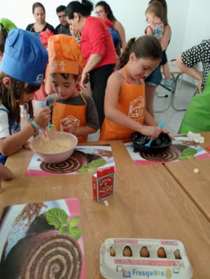 Las familias almerienses aprenden repostería tradicional con la Diputación