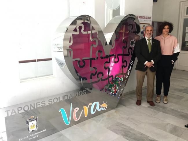 Un gran “corazón solidario” para recoger tapones en Vera