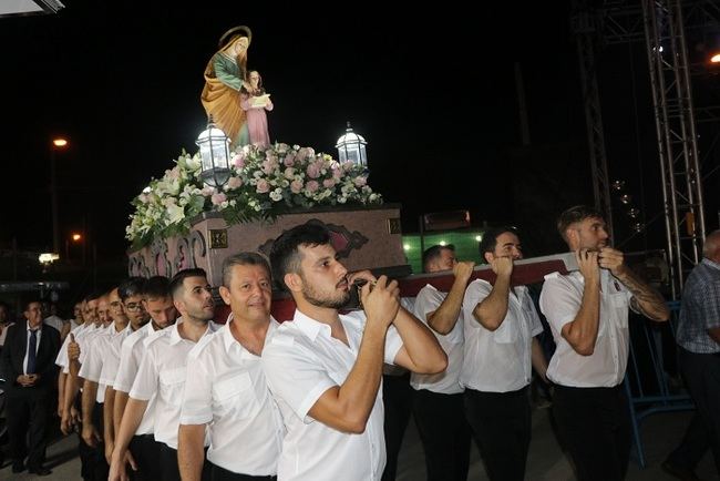 La multitudinaria procesión de Santa Ana culmina las fiestas de Tarambana, Cuatro Vientos y El Campero