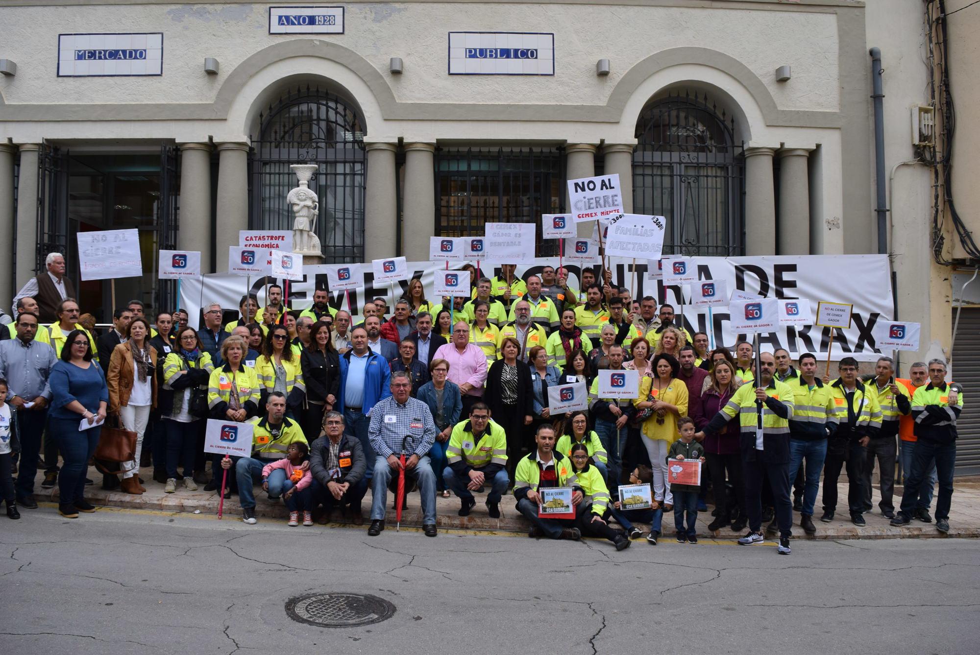 Gádor se moviliza por el mantenimiento de la fábrica de cemento