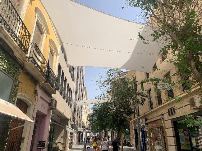 Reyes Católicos luce ya la instalación de los primeros toldos de las calles del centro