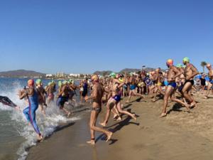 San Juan de los Terreros acoge la VII Travesía Solidaria a Nado a la Isla de Terreros